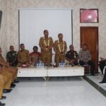 Kedatangan Bupati dan Wakil Disambut Dengan Doa dan Kalungan Bunga oleh ASN Toba