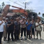 Kapolsek Secanggang Adakan Gotong Royong Bersama Masyarakat Lingkungan 1 Kelurahan Hinai Kiri 